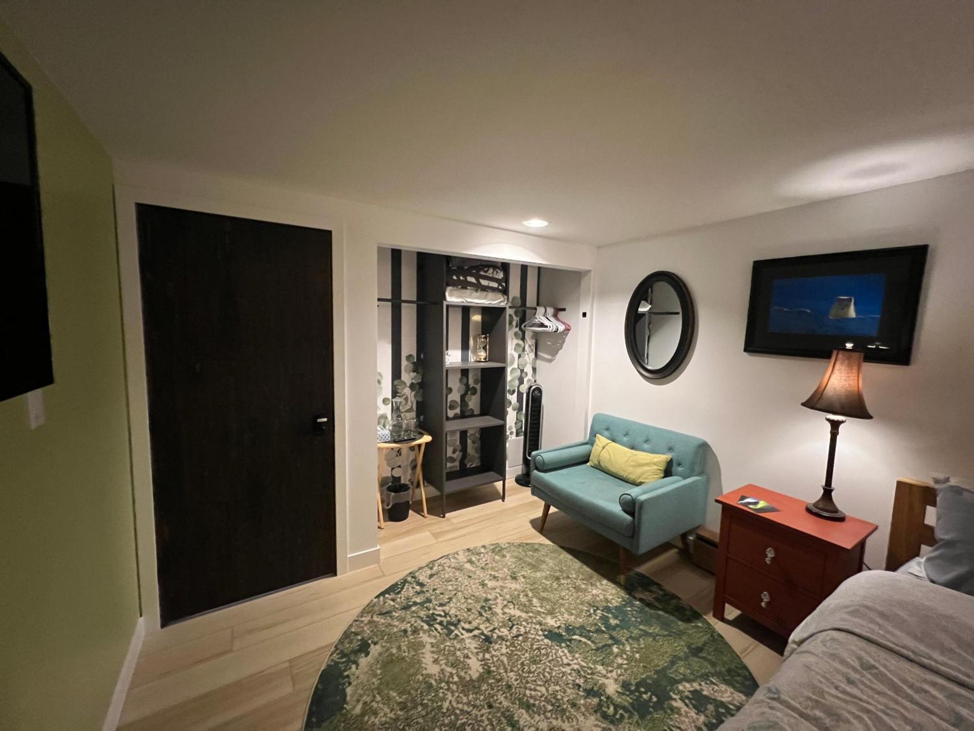 好丘。Hacho House Bed & Breakfast Yellowknife Exterior photo